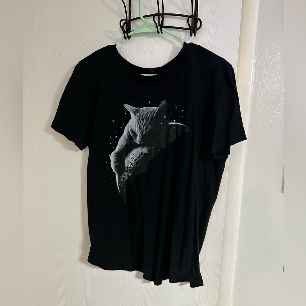 Worn small T-shirt. Cat sleeping on the mood pictured.